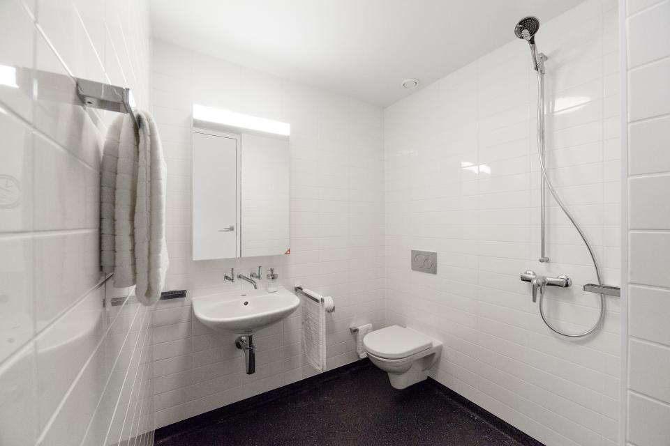 Badezimmer eines Krnakenhauses weiß